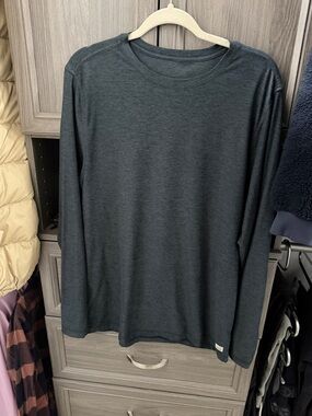 Vuori Men's Long Sleeve Crewneck - Charcoal Gray